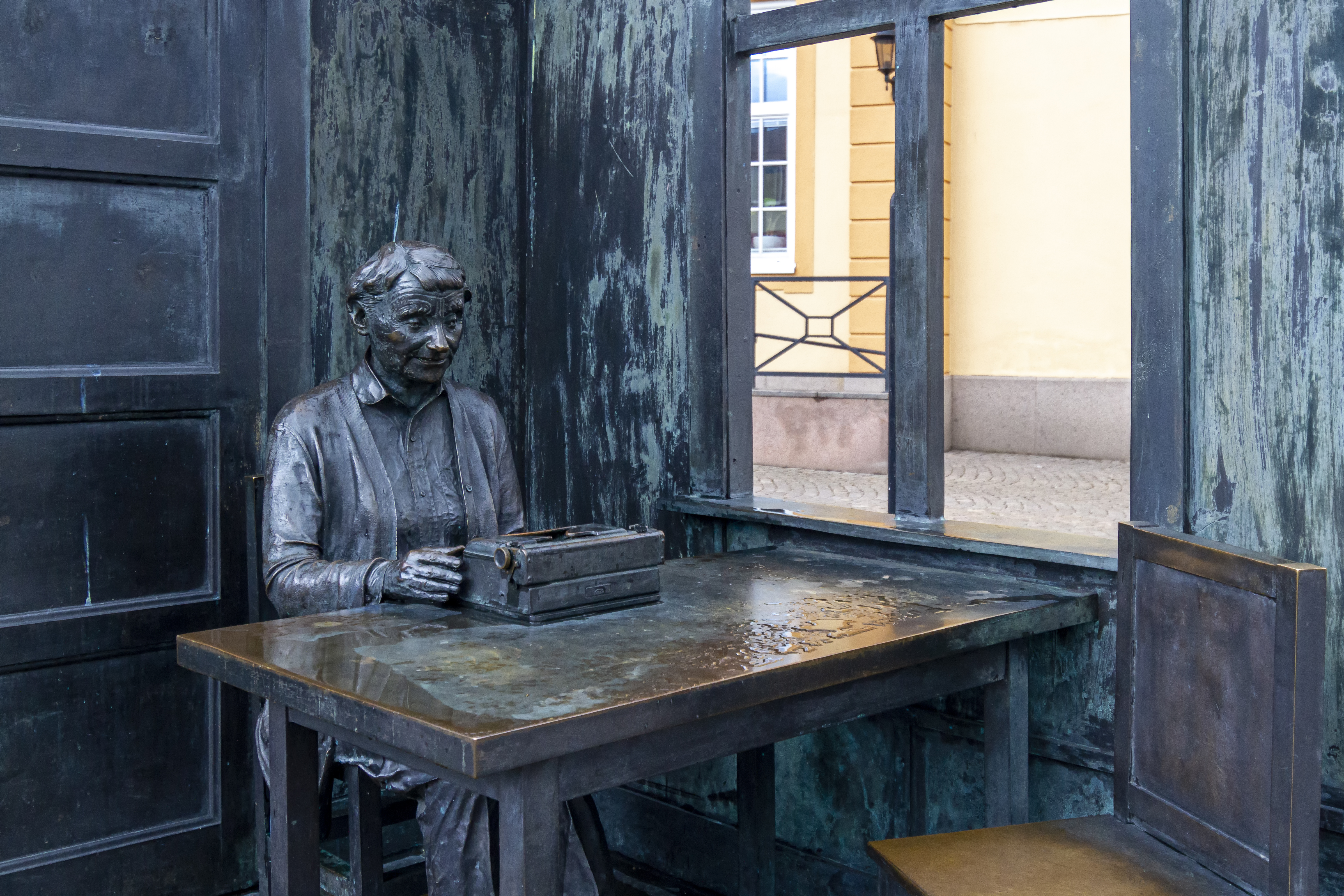 Bronzeplastik der Schriftstellerin Astrid Lindgren auf dem Markt