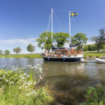 Schwedisches Schiff im Göta-Kanal an der Schleuse Riksberg, Västra Götalands län