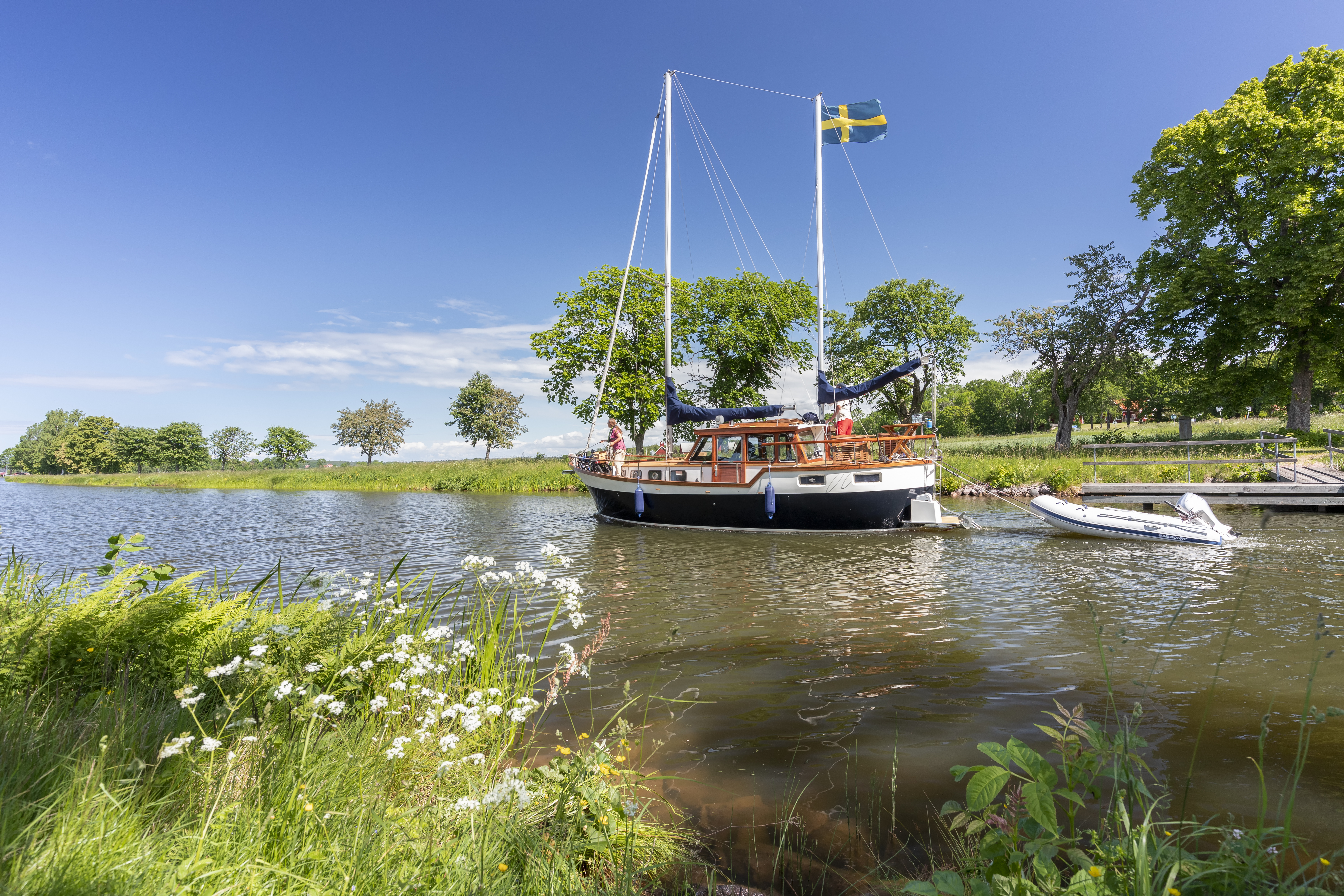 Schwedisches Schiff im Göta-Kanal an der Schleuse Riksberg, Västra Götalands län