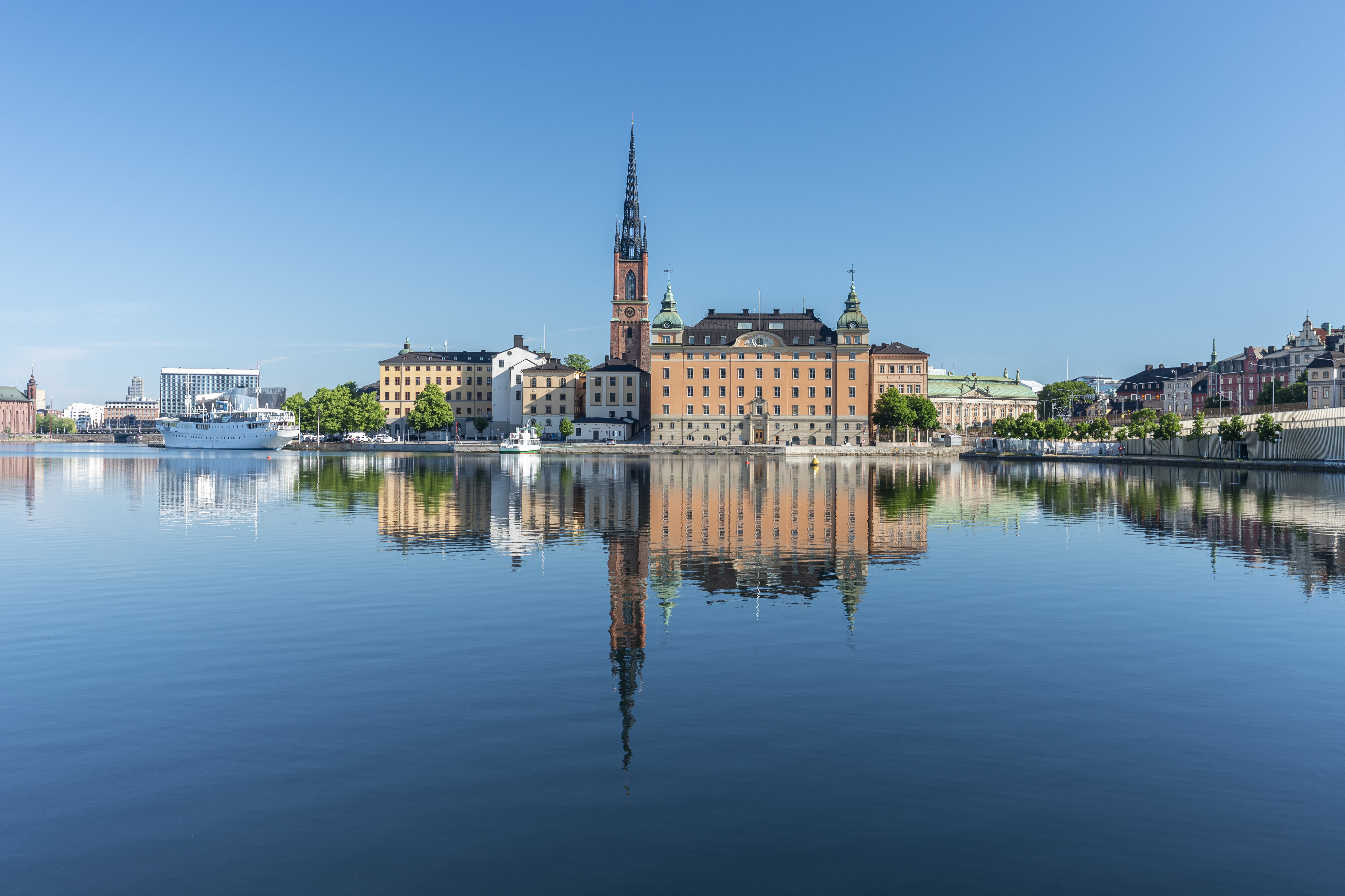 Blick auf Gamla stan Stockholm mit der Kirche Riddarholm im Zent