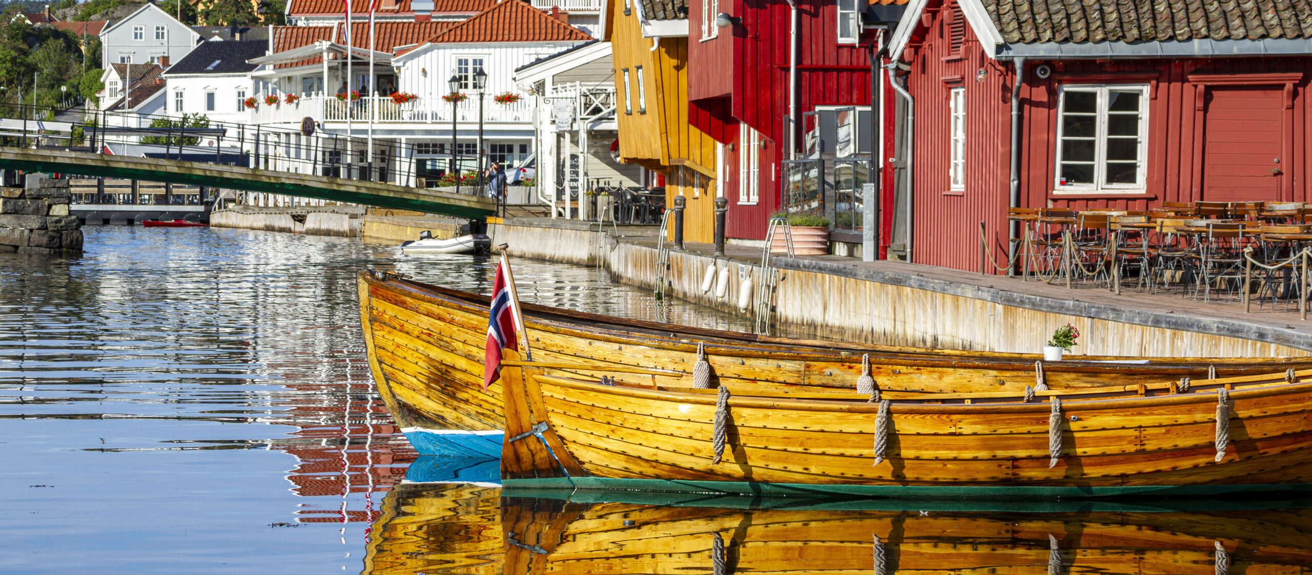 Holzkähne im sommerlichen  Stadthafen von Kragerø, Fylke Telemark.